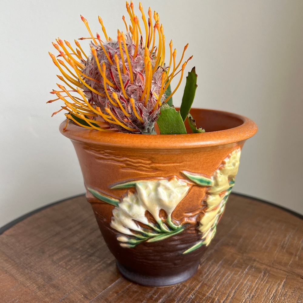 Roseville Art Deco Freesia Planter Flower Pot